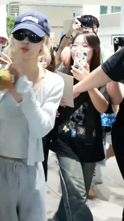 Rosé || Roseanne Park - BLΛƆKPIИK ( BLACKPINK ) - Video