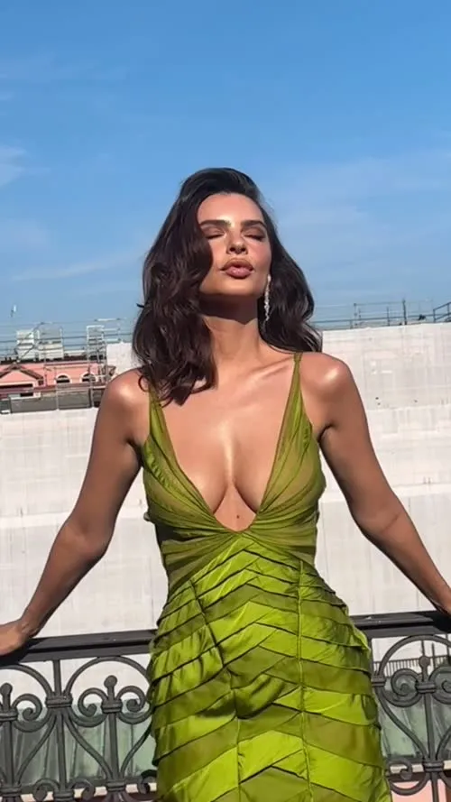 Emily Ratajkowski - Video #393542