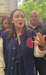 Alexandria Ocasio-Cortez / AOC - Dean Holmes - Alexandria Ocasio-Cortez arriving at city hall in NYC today for th