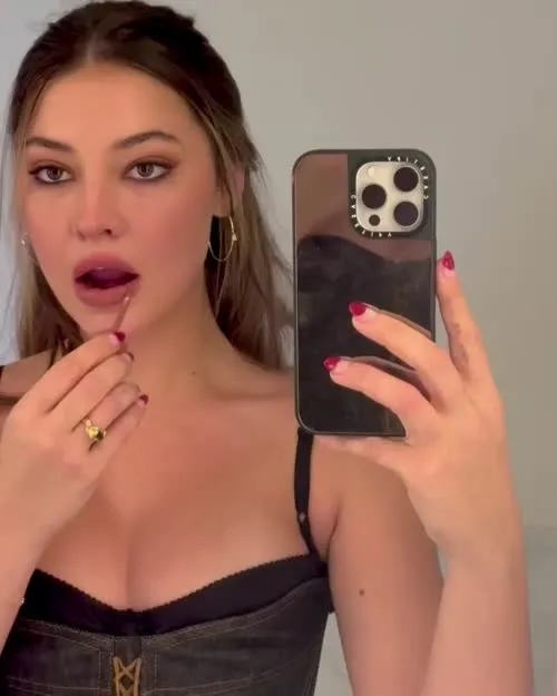 Madelyn Cline - Video