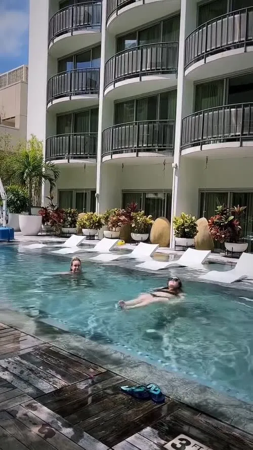 Eliza Taylor - Video
