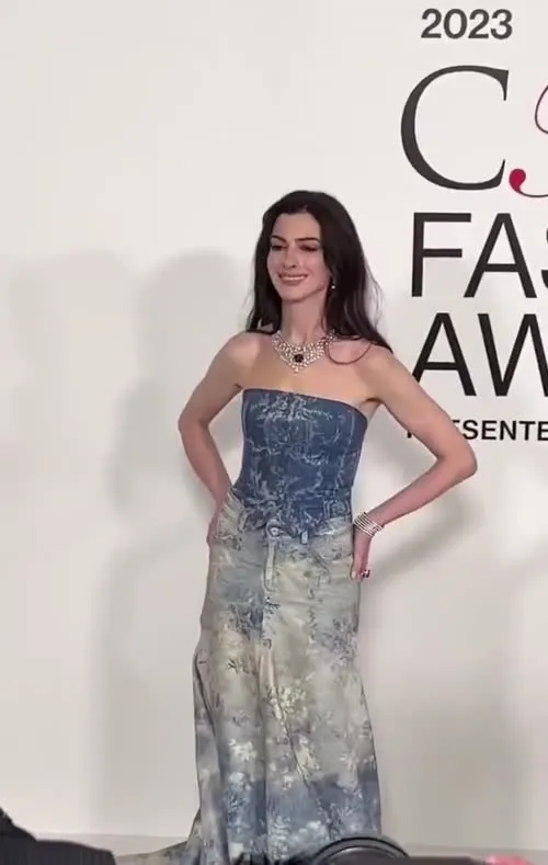 Anne Hathaway - Video