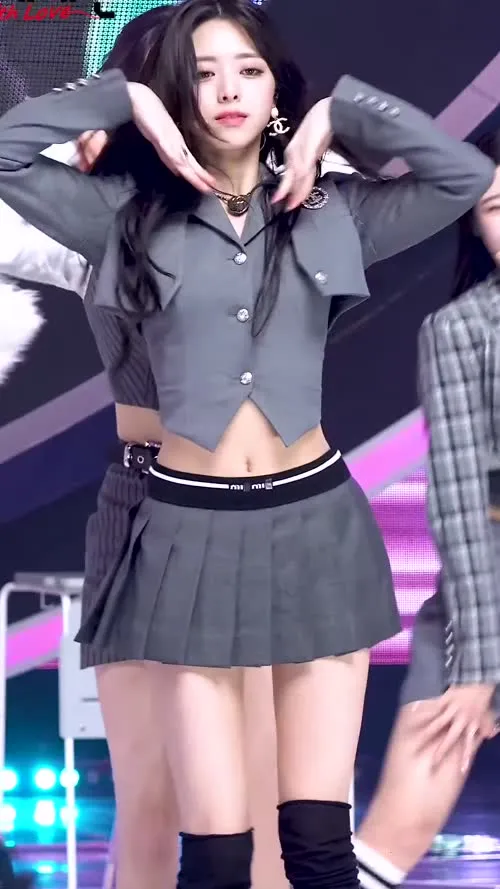 Yuna - ITZY (유나, Shin Yu Na) - Grey outfit