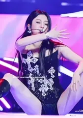 Huh Yunjin 허윤진 | LESSERAFIM - Video