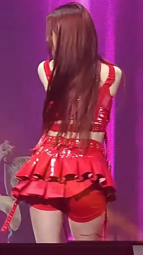 Huh Yunjin 허윤진 | LESSERAFIM - Video