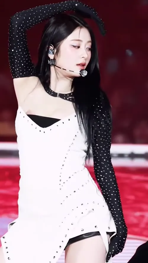 Huh Yunjin 허윤진 | LESSERAFIM - Video #74369