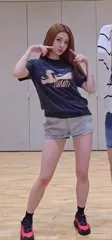 Huh Yunjin 허윤진 | LESSERAFIM - Video