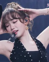 Kim Chaewon 김채원 [Le Sserafim] - Video #123193