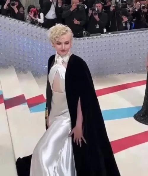 Julia Garner - Video