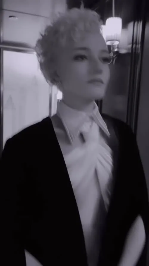 Julia Garner - Video