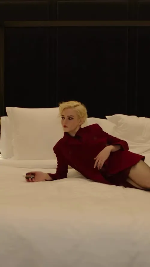 Julia Garner - Video