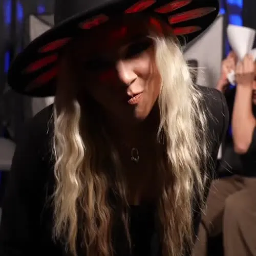 Julia Hart - Video