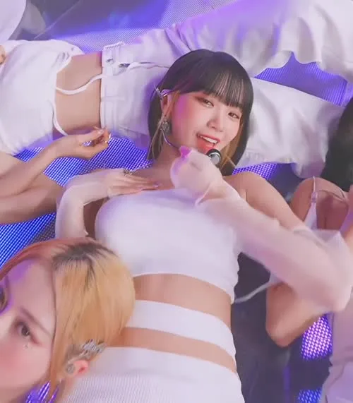 Kim Chaewon 김채원 [Le Sserafim] - Video