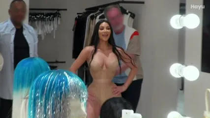 Kim Kardashian - Kim k met dress try