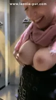 Leonie Pur! / TheMagicMuffin - Heimlich in kaufhaus umkleidekabine die muschi zum orgasmus gefingert