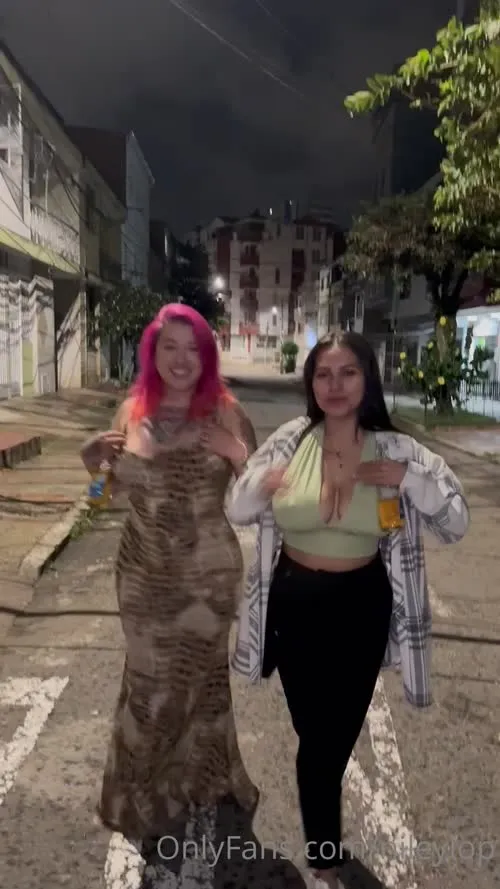 MissNiley / NileyLop / Niley Lopez - Quick public flash with friend