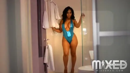Mixed Magazine/ VODGIRLS - Ayisha Diaz - Booty clap in the shower