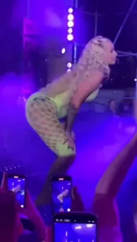 Iggy Azalea - Narrow inferior fantail