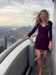 Sarah Chalke - On top of the world (aka @empirestatebldg) with @sarahchalke ✨ celebrating the return + finale o