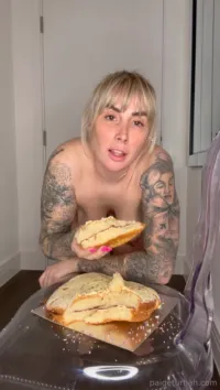 Paige Turnah - (18)