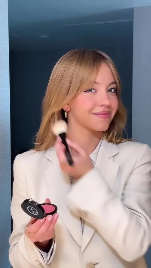 Sydney Sweeney - Doing her makeup ig may 2023