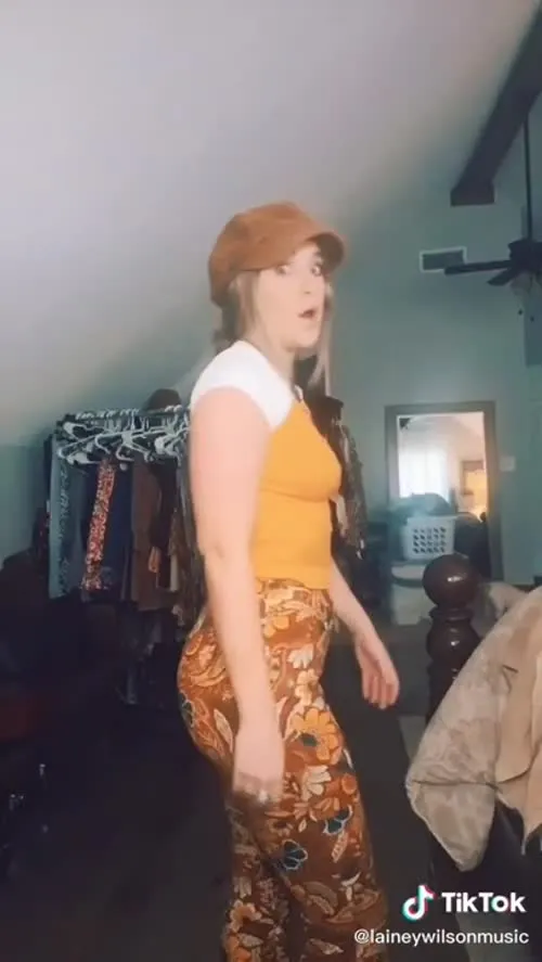 Lainey Wilson - Flower power
