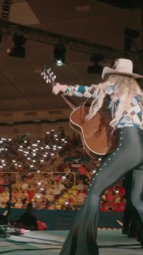 Lainey Wilson - Booty during concert last night (2023-03-25)