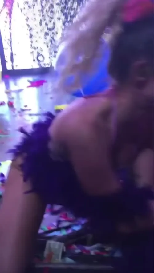 Miley Cyrus - legs and soles live