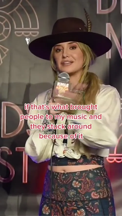 Lainey Wilson - More of lainey discussing her cheeks