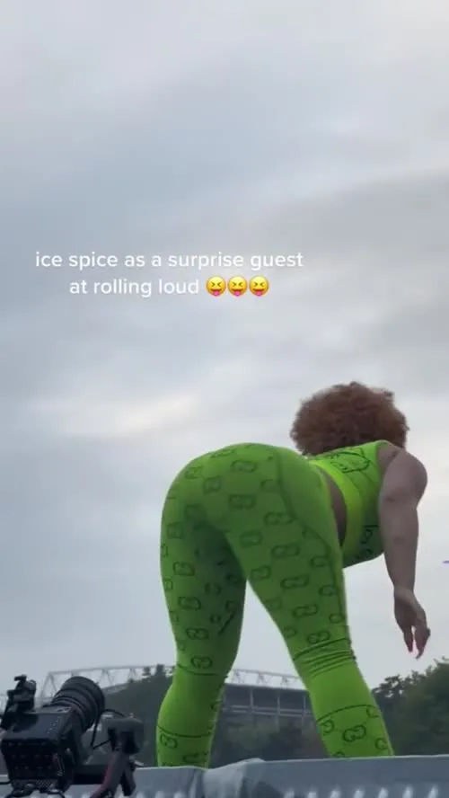 ICE SPICE - Shaking her fat ass on stage