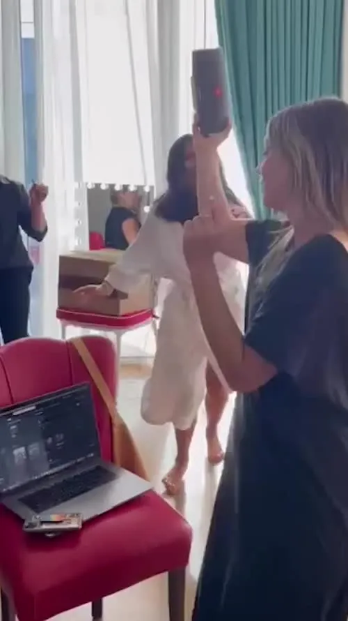 Salma Hayek - Clickbaits her beasts in a dance video
