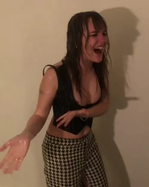 Victoria De Angelis (Maneskin bassist) - Video