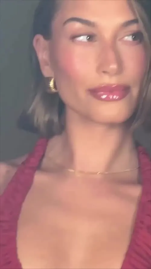 Hailey Baldwin Bieber - SaveInsta App