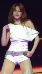 Huh Yunjin 허윤진 | LESSERAFIM - Video #123305