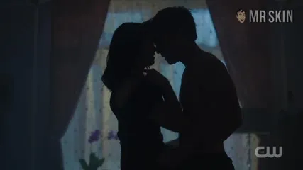 Camila Mendes - Video