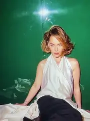 Emilia Clarke - Tgrwseaz