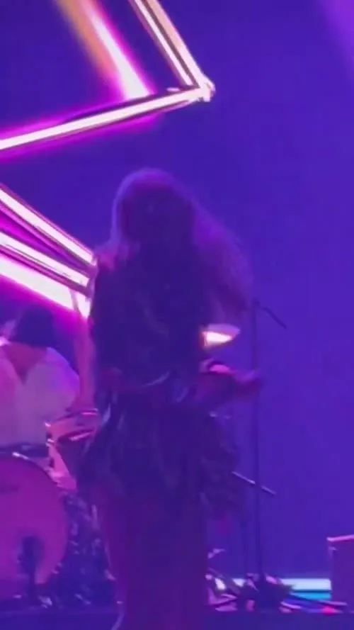 Hayley Williams - Twittervid com paramore tour ebeefe - Trim