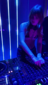 TokyoDoll - Victoria De Angelis sexy deejay 2