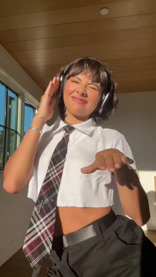 Xochitl Gomez - Video