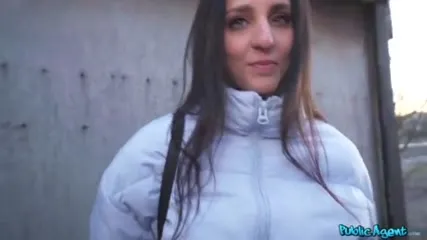 Public Agent - Linda betzz gosta de um pau grande e gordo batendo em sua buceta molhada em estilo cachorrinho dentr - agente