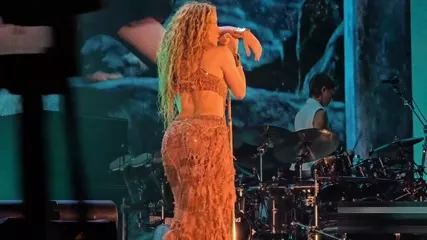 Shakira - Y X4kh9ic2e