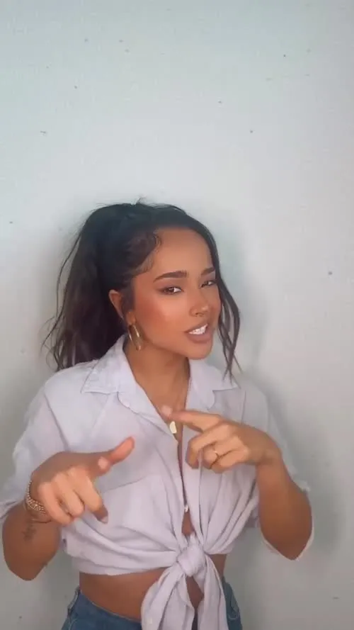 Becky G - Yoooooo the way Ive been obsessed with this song is wild kizzdaniel